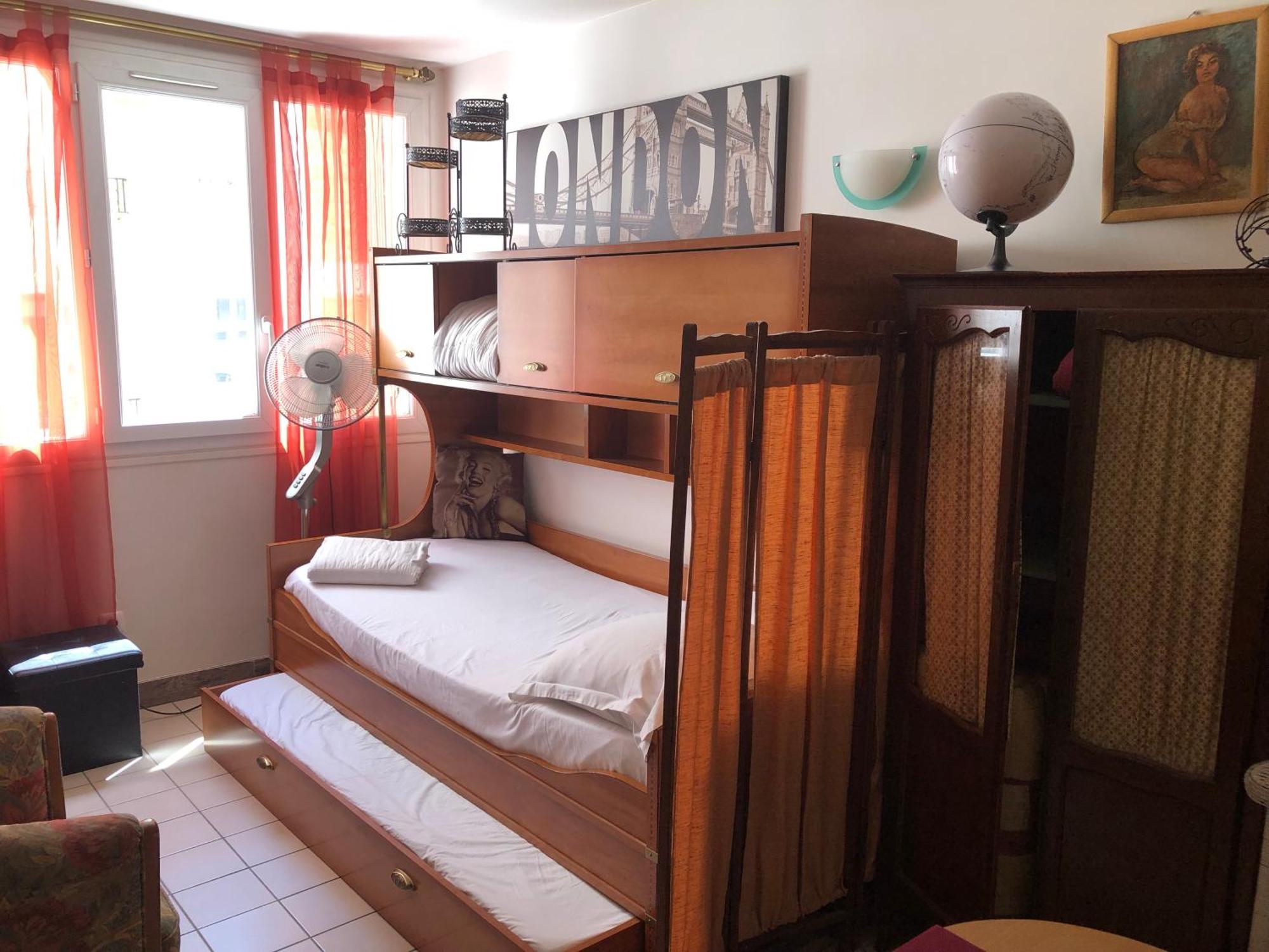 Studio Pigalle De 25 M2 - 2 Lits Simples Type Gigogne Pour 2 Personnes - Quartier Hypertouristique - 3 Minutes De La Station Metro Pigalle ,Petit Train Vers La Butte Montmartre - Cabaret Moulin Rouge -Restaurants Bouillon Pigalle,Berliner Pigalle Paris Exterior foto